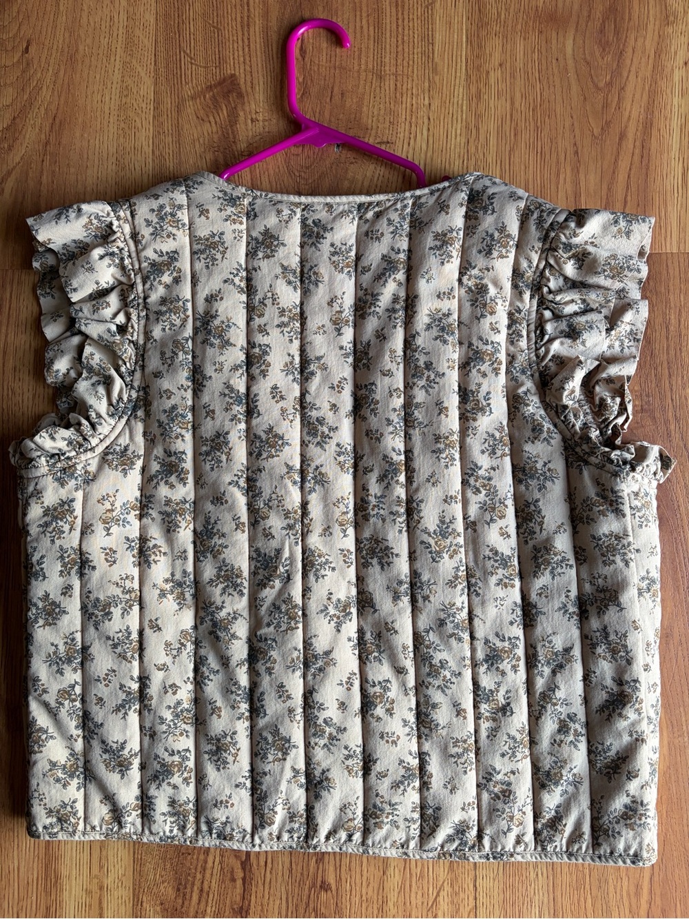 So ME Quilted Sleeveless Vest in Cream and Taupe Floral - Picture 2 of 4
